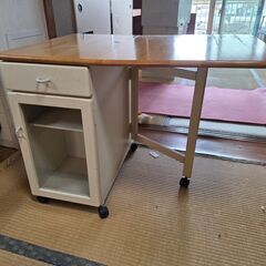 折りたためる机　収納付きの画像