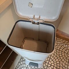 2段ゴミ箱と小さい引き出しの画像