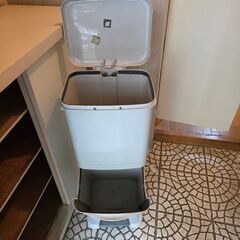2段ゴミ箱と小さい引き出しの画像