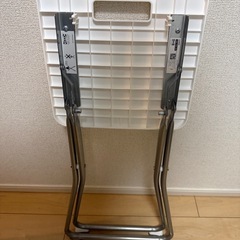 折りたたみ椅子の画像