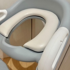ベビー トイレトレーナー 補助便座 踏み台付き グレー 洗い替えクッション付 トイレトレーニング トイトレ おまるの画像