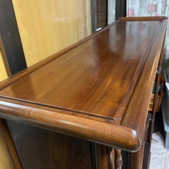 【唐木】飾り棚 花梨 7枚戸4尺棚 山水彫り 漆仕上げ 茶棚 唐木家具 和家具 W120xD34XH128の画像