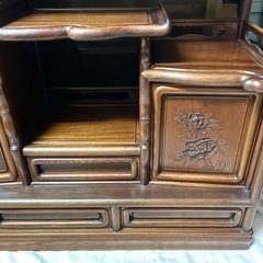 【唐木】飾り棚 花梨 7枚戸4尺棚 山水彫り 漆仕上げ 茶棚 唐木家具 和家具 W120xD34XH128の画像