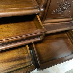 【唐木】飾り棚 花梨 7枚戸4尺棚 山水彫り 漆仕上げ 茶棚 唐木家具 和家具 W120xD34XH128の画像