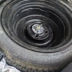 年内処分の為、希望額に値引き可！　新品、未使用　スペアタイヤ　固定用ボルト付き！　軽自動車　13インチの画像