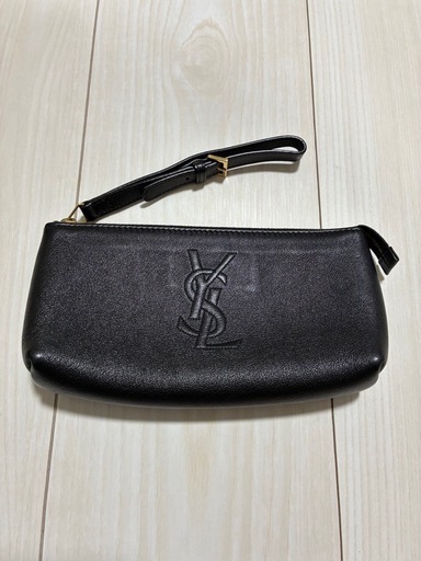 ✨ほぼ新品✨
YSLイブサンローランのポーチ