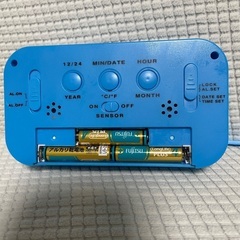 目覚まし(デジタル)時計 ブルー　温度計付き、スヌーズ機能付き　暗くなるとバックライトが優しく自動点灯します！の画像