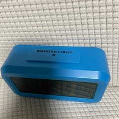 目覚まし(デジタル)時計 ブルー　温度計付き、スヌーズ機能付き　暗くなるとバックライトが優しく自動点灯します！の画像