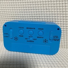 目覚まし(デジタル)時計 ブルー　温度計付き、スヌーズ機能付き　暗くなるとバックライトが優しく自動点灯します！の画像