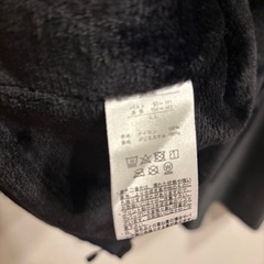 ブラックフード付きウィンドブレーカーの画像