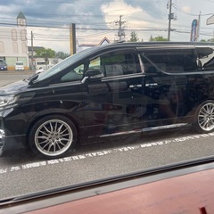 20インチホイール、タイヤ付きの画像