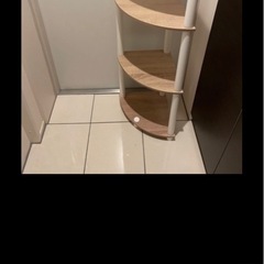 洗濯カゴとコーナー棚の画像