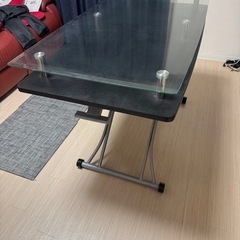 ガラステーブルの画像