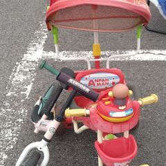 アンパンマン三輪車とエクストララージ限定ストライダーの画像