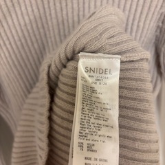 スナイデル　フリルニット　グレー系　ブローチ付きの画像