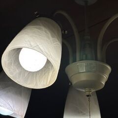 コイズミ　５灯　シャンデリア　ガラスシェード　大理石柄　ゴールド　LED電球付きの画像