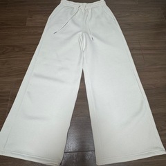 着用したことないです。タグ切ってます。白のGUセットアップ。の画像