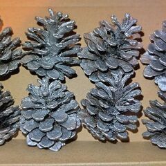 銀塗装 松ぼっくり8個(5センチ大)の画像