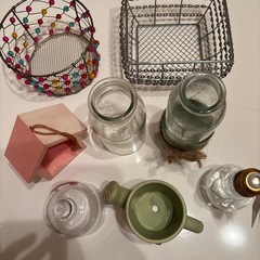 雑貨　カゴ　ガラス瓶などの画像