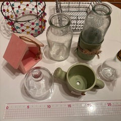 雑貨　カゴ　ガラス瓶などの画像
