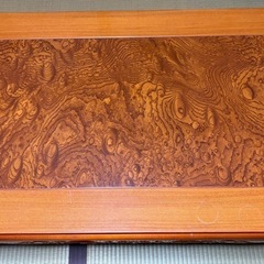 装飾の素晴らしいこたつ（というよりテーブル）の画像