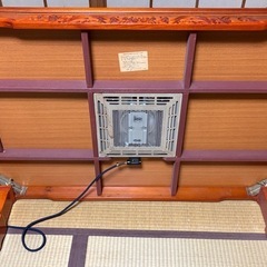装飾の素晴らしいこたつ（というよりテーブル）の画像