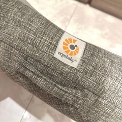 最新型‼️ergobaby 授乳クッション グレー付属品ベルト付きの画像