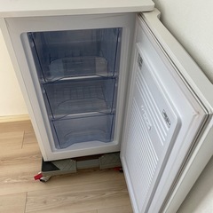 冷凍庫 2023年製  60L アイリスオーヤマ ＋ 台 の画像