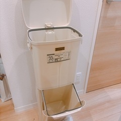 ペダル 付きゴミ箱の画像