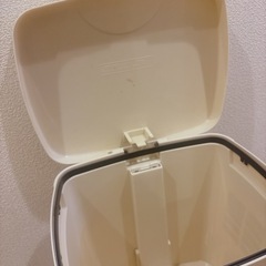 ペダル 付きゴミ箱の画像