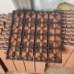 人工木 ウッドデッキパネル60枚の画像