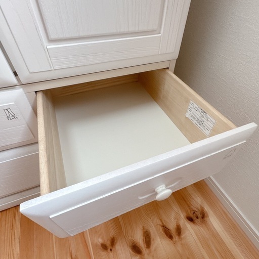 ホワイト系の洋服タンス　ワードローブ　衣類収納　タンス