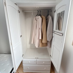 ホワイト系の洋服タンス　ワードローブ　衣類収納　タンス の画像