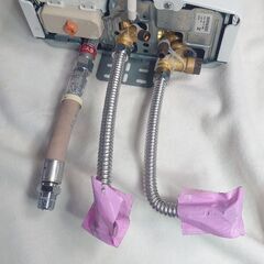 （状態の良い 現役【瞬間湯沸器】 ✨パッキンゴム付き✨）リンナイ 給湯器本体 ホワイト 12A/13A用 RUS-V53YT(WH)  ◇2017年11月の画像