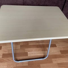 折りたたみテーブルの画像