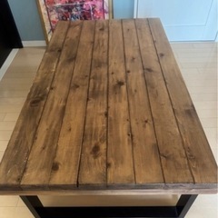 無垢の木テーブルの画像