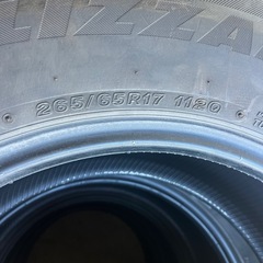 スタッドレスタイヤ265/65R17の画像