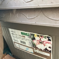 ガーデンコンテナ、テラコッタ鉢などの画像