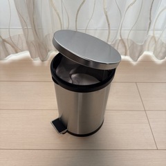 蓋付きゴミ箱の画像
