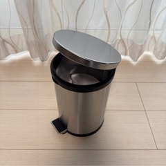 蓋付きゴミ箱の画像