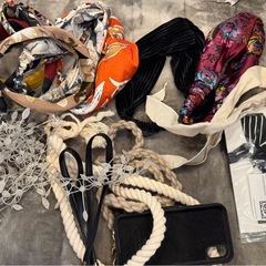 アクセサリー多数　ビーズ　カチューシャ　ネックレスの画像