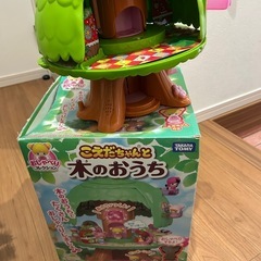 こえだちゃんと木のおうちの画像