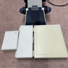 SWIFT 三眼生物顕微鏡 高性能3眼タイプ生物顕微鏡 最大2500X拡大 デジタル接眼レンズ付 Easyview 500万画素 USB2.0 ジーデントップ式30度傾斜三眼鏡筒、1W LED照明 研究用、実験用生物顕微鏡、広視野接眼レンズ10倍と25倍、一体型XYステージ、アッベコンデンサー SW350T-EC5R-5PBC

の画像