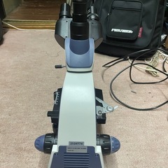 SWIFT 三眼生物顕微鏡 高性能3眼タイプ生物顕微鏡 最大2500X拡大 デジタル接眼レンズ付 Easyview 500万画素 USB2.0 ジーデントップ式30度傾斜三眼鏡筒、1W LED照明 研究用、実験用生物顕微鏡、広視野接眼レンズ10倍と25倍、一体型XYステージ、アッベコンデンサー SW350T-EC5R-5PBC

の画像