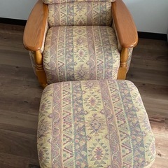 1人がけソファーとオットマンの画像