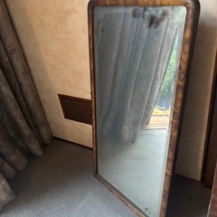 飾り棚と鏡の画像