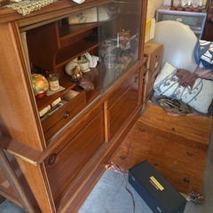 飾り棚と鏡の画像