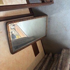 飾り棚と鏡の画像