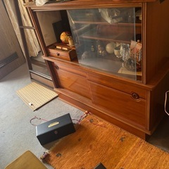 飾り棚と鏡の画像