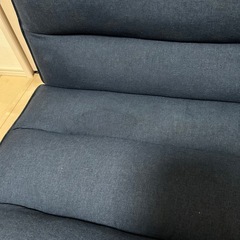 フラットにもなる2人掛けソファーの画像